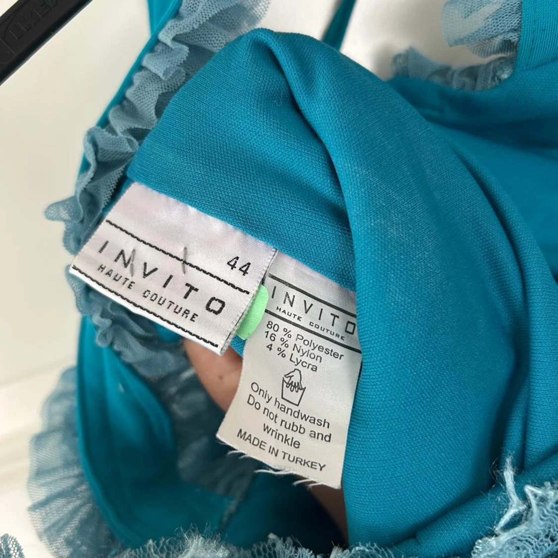 Glittrig blå långklänning från Invito - 1