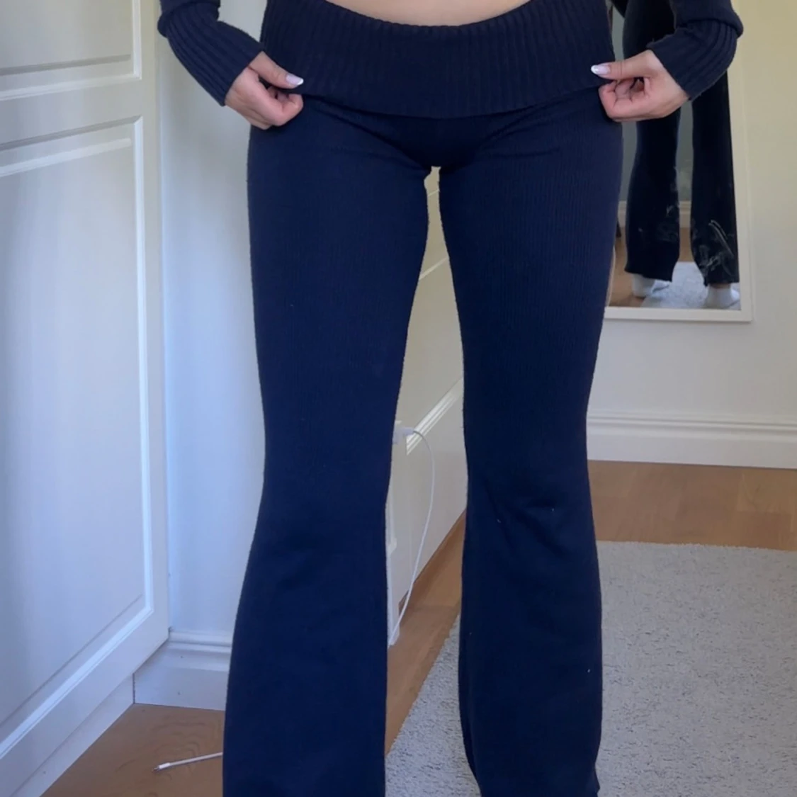 Mörkblå stickade byxor