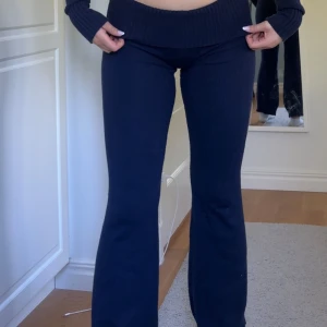 Mörkblå stickade byxor - Mörkblå stickade byxor med ribbad struktur och bootcut-silhuett. Säljer även överdelen i min profil. Nypris 300 kr🩷
