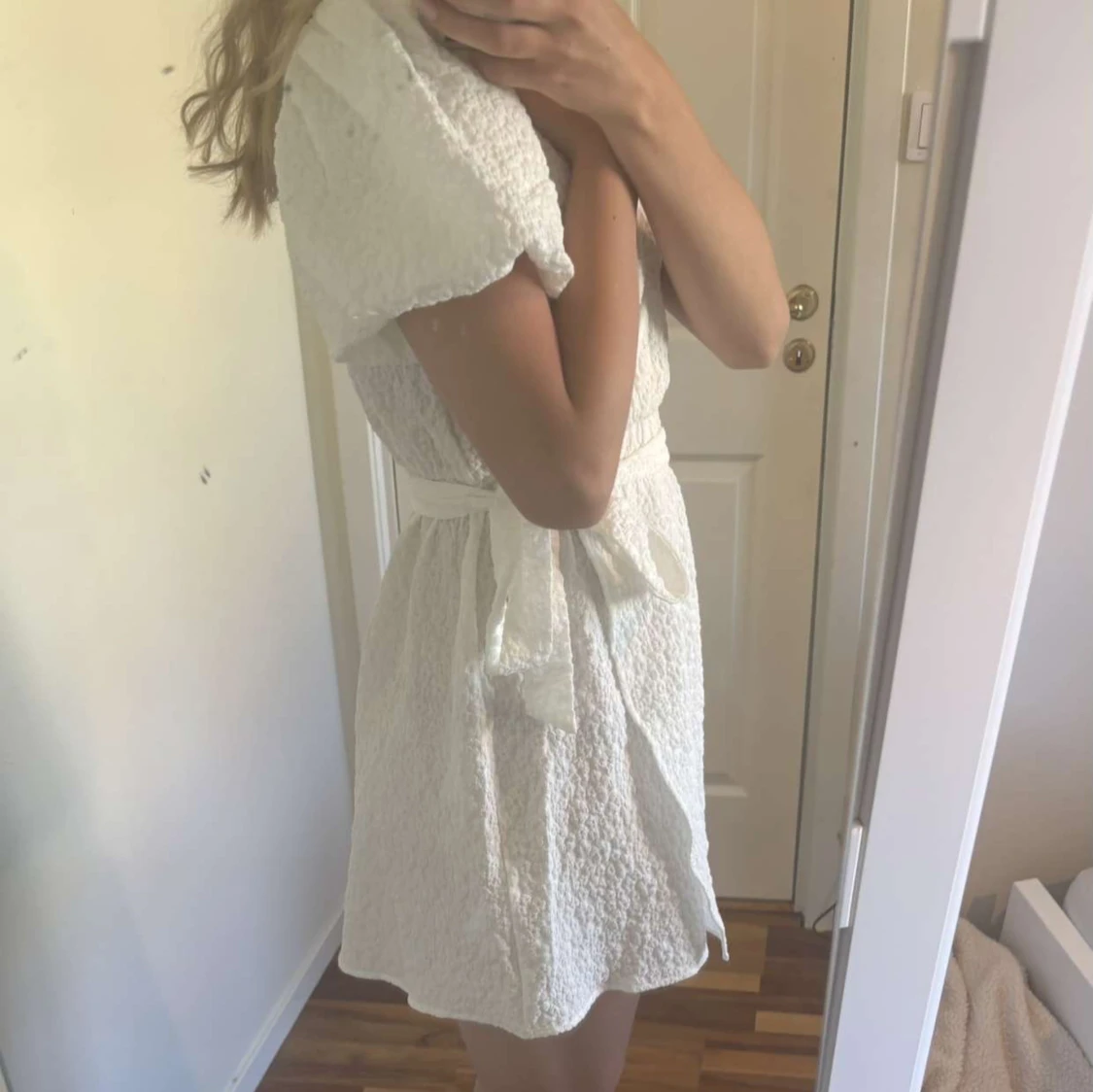 Vit omlottklänning med puffärm - 1