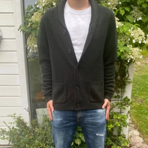 Stickad cardigan - En tvär fet stickad cardigan🌤️ | Jag på bilden är 185 |  Storlek L, men passar även M! |Hör av dig vid fler funderingar!👊