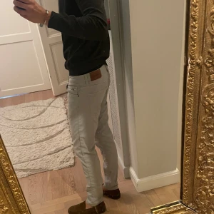 Jlindeberg jeans  -  Jlindeberg jeans ljusljusgråa | Snyggaste sommar jeansen därute, garanterat! | Slim/straight | Måtten mätt i cm är 31:32 | Modellen på bilden är 183cm | Inga defekter, inga fläckar etc -  skuggorna kan se ut som fläckar, men är inte! | Som ett par helt nya! | Mer praktiska än helvita jeans | Nypris 1699:- (J.lindeberg.se) inköpta 2024 l Svarar inom 1 timma!