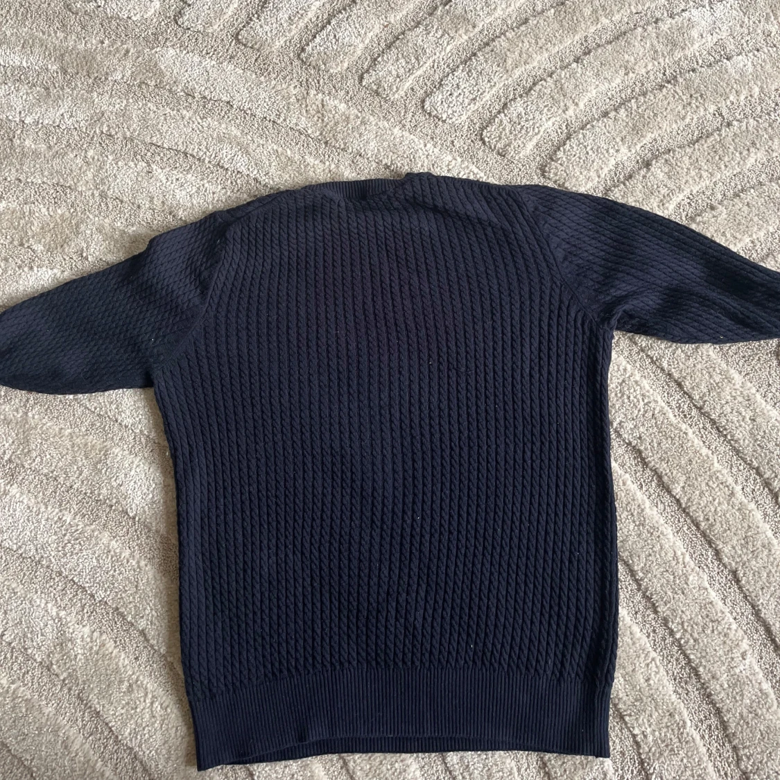 Svart stickad tröja från Riley - 1