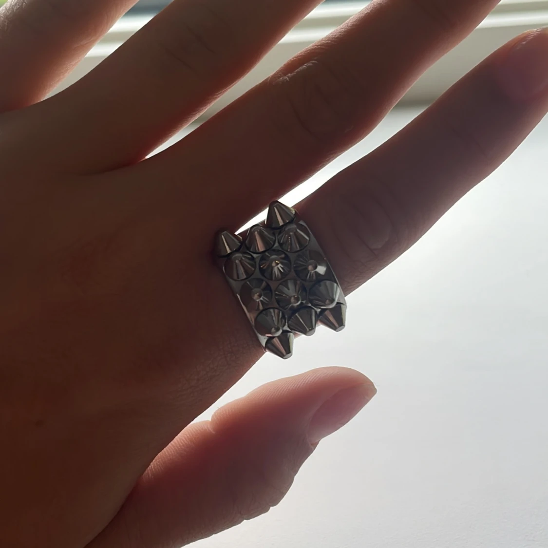 Silvrig ring med nitar, från Edblad. - 4