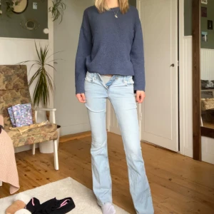 Ljusblå bootcut jeans låg midja - Säljer ett par ljusblå jeans med bootcut-modell och låg midja. Jeansen har klassisk femficksdesign och är tillverkade i denim. Passar mig som är 172 i längden 