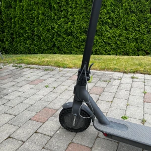 Xiaomi elscooter  - Den går i 30 kmh och har en sprillans ny laddare. En helt ny plinga medföljer och den har en riktigt bra körkänsla och punkterings fria däck.