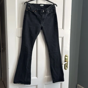 Svarta bootcut jeans från Perfect Jeans - Snygga svarta bootcut jeans från Perfect Jeans i storlek 42. Jeansen har klassisk femficksdesign, normal midja och är tillverkade i ett mjukt denimtyg. Perfekta för dig som gillar en tidlös look med lite utsvängda ben.