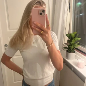 Stickad tröja Zara - Vit stickad t-shirt från Zara i strl S, är i mycket bra skick och säljer för 199kr
