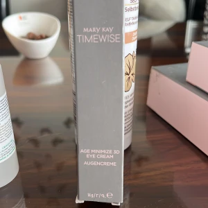 Mary Kay Timewise Age Minimize 3D Eye Cream - Mary Kay Timewise Age Minimize 3D Eye Cream är en ögonkräm på 14g som passar alla hudtyper, även känslig hud och ögon. Dermatologiskt och oftalmologiskt testad, funkar även för kontaktlinsbärare. Kommer i en stilren grå och rosa förpackning. Säljer två andra från samma märke: paketpris 250kr