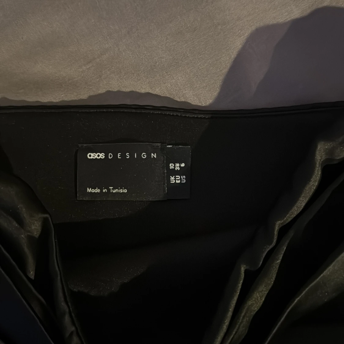 Svart satin tubtopp från ASOS DESIGN - 1