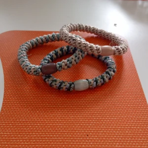 Knäkis  - Det är 3at kändisar dom använder som arband och är möjlighet att detta upp håret med