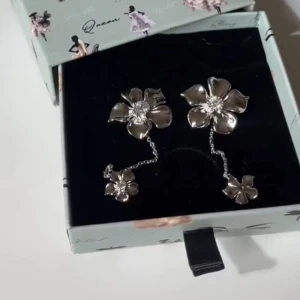 Ioaku örhängen  - Säljer mina örhängen från ioaku i Silver då jag bytt till Guld, super fina och använda fåtal gånger! Alla smycken rengörs innan de postas💝Nytt pris: 599kr