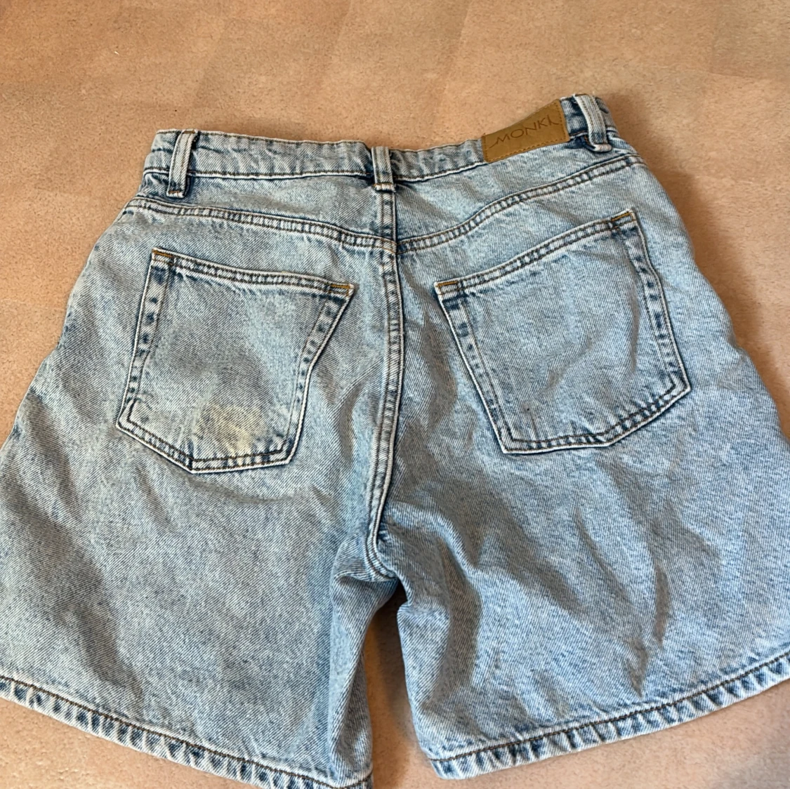 Ljusblå jeansshorts från Monki - 1