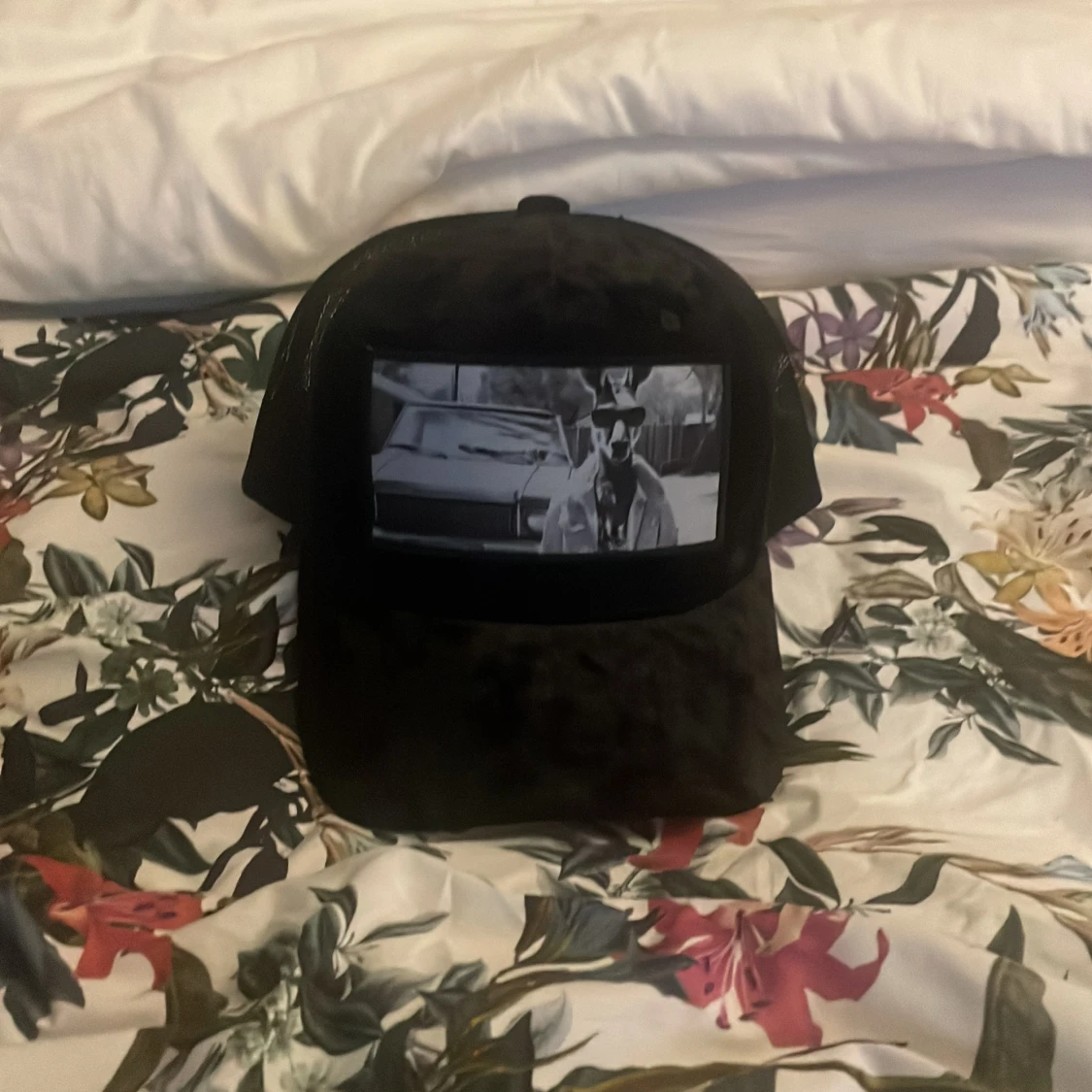 Svart truckerkeps med tryck