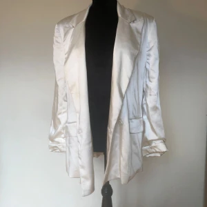 Skjorta - Vit kavaj från Bershka. Lite vaddering i axlarna. Använt skick, nopprig och smink fläckar, går nog bort i tvätten. Längd ca 73cm. Armlängd ca 60cm.