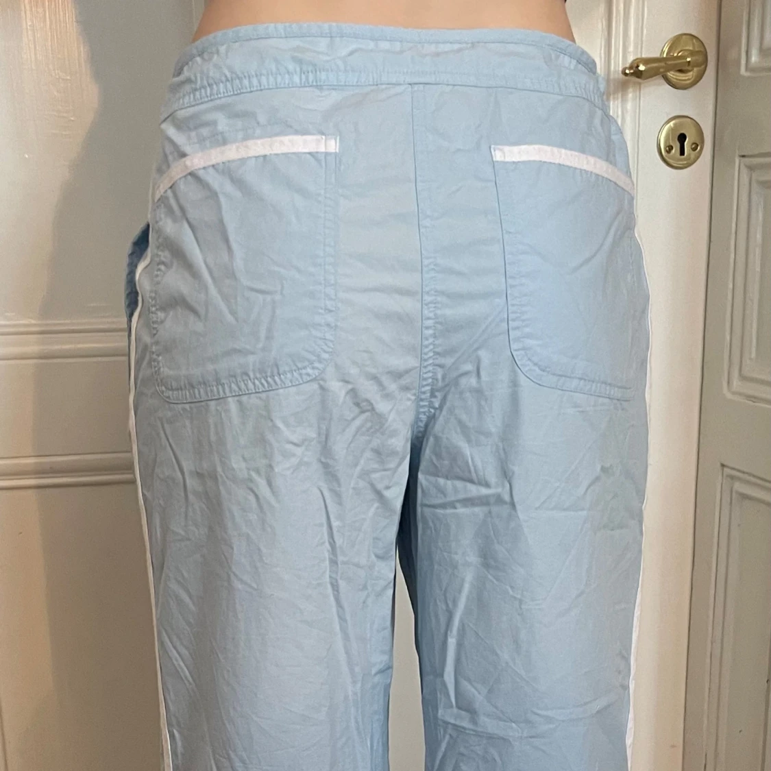 Ljusblå wide byxor med vita ränder - 3