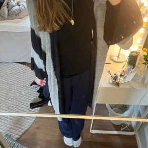 Lång kofta och matchande tröja  - Säljer en lång och loose cardigan jacka från KappAhl i storlek M. Och en matchande tröja från KappAhl i också storlek M i samma mönster hör av er om ni vill ha fler bilder🥰