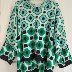 Grön och svart mönstrad blus Zara - Färgstark skjorta från Zara i storlek Mt Skjortan har en lös och avslappnad passform. Mycket fint skick finner inget att anmärka på. 