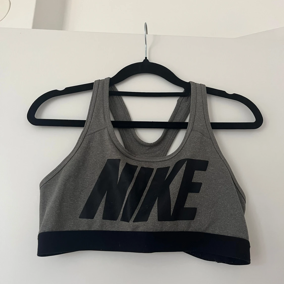 Grå sporttopp från Nike