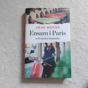 Ensam i Paris och andra historier - Ensam i Paris och andra historier av Jojo Moyes bjuder på romantiska och varma berättelser. Perfekt för dig som gillar kärlek, Paris och att drömma dig bort i inspirerande miljöer. En bok som passar unga vuxna som vill ha både känsla och äventyr.