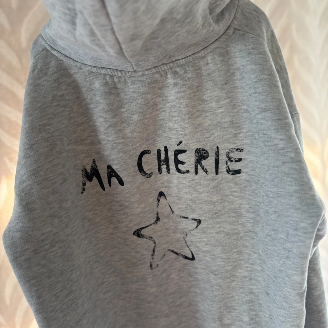 Grå hoodie med tryck 'Ma Chérie' - 2