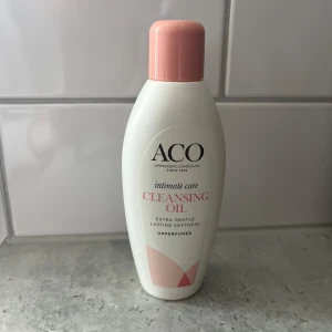 ACO Cleansing Oil 150ml - ACO Intimate Care Cleansing Oil är en parfymfri rengöringsolja i vit plastflaska med ljusrosa lock. 