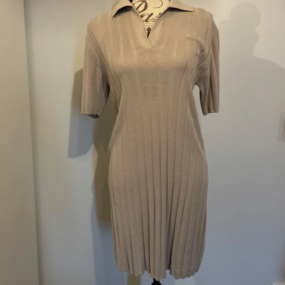 Beige ribbad kortklänning med krage