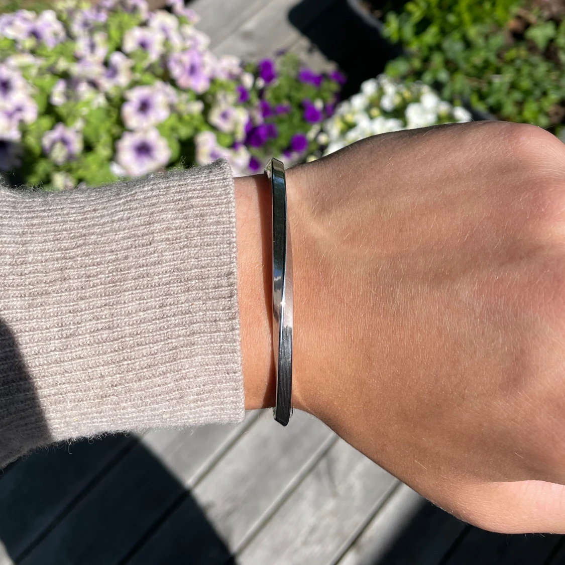 Stilrent silverfärgat armband