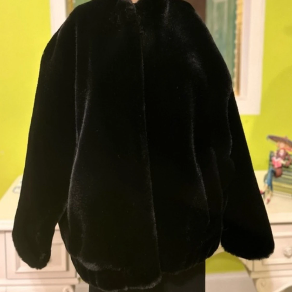 Svart pälsjacka i oversized modell - 3