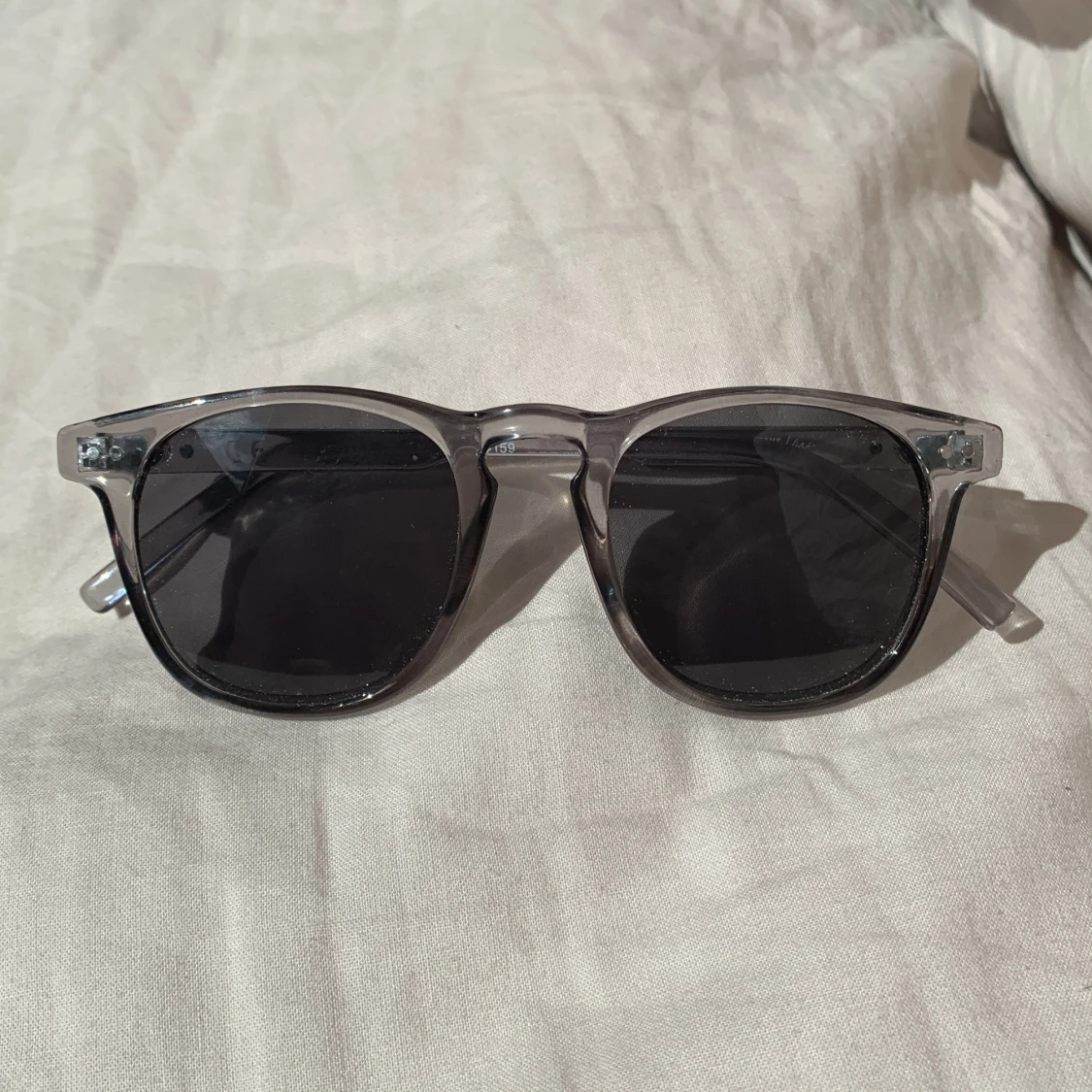 Svarta solglasögon med transparent båge