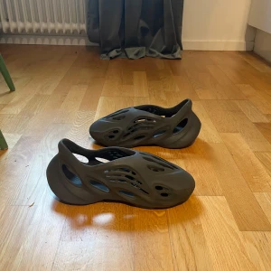 Adidas Yeezy Foam Runner mörkgrå - Priset kan diskuteras.                                                                Använd få tal gånger