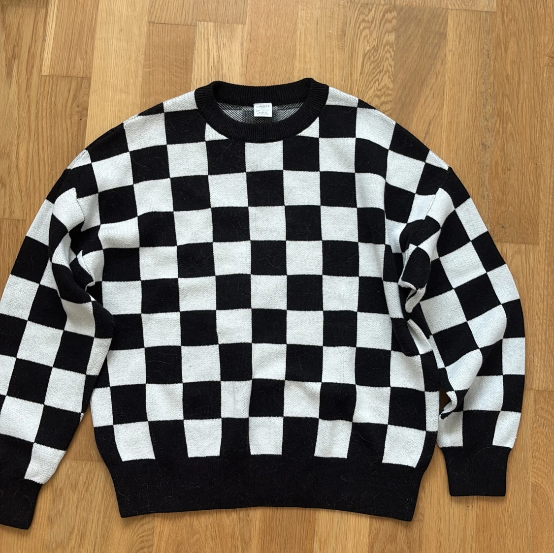 Svartvit rutig stickad tröja Lindex