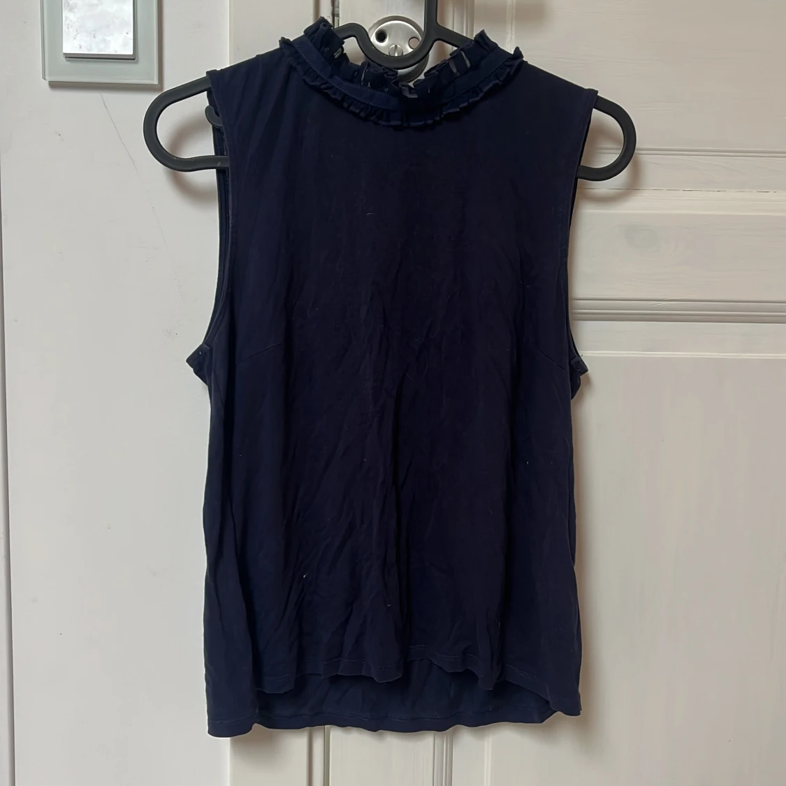 Mörkblå blus med volangkrage Holy & Whyte