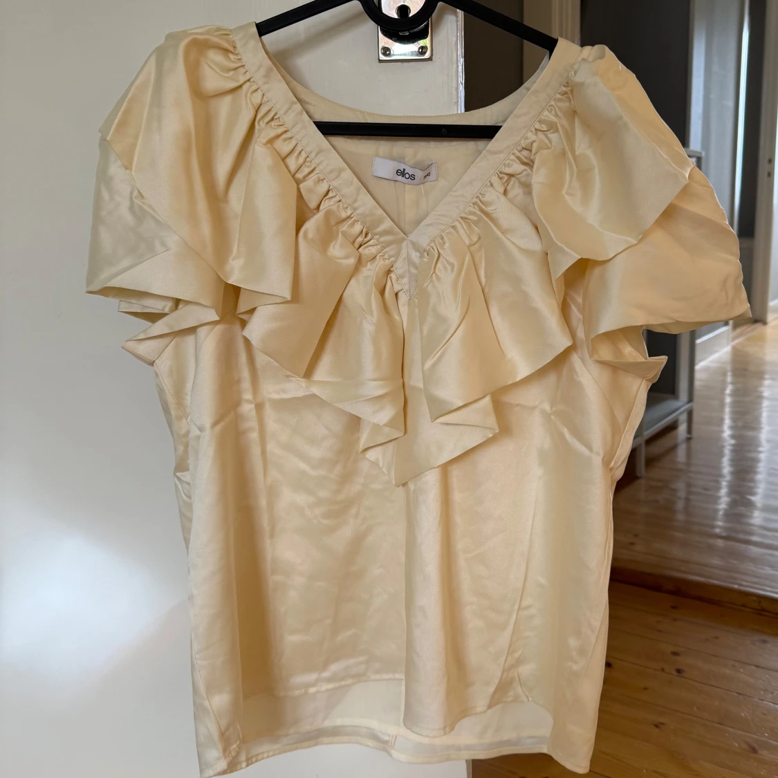 Ellos Collection ljusgul blus med volang - 2