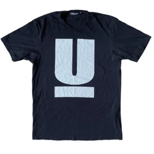 Undercover t-shirt  - Undercover T-shirt i storlek medium. Använd men fortfarande bra skick. Skriv i DM om intresserad eller har frågor. Kan även skicka fler bilder samt mått. Pris kan diskuteras