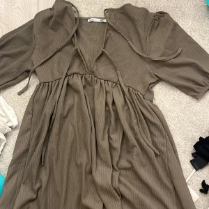 Brun ribbad klänning XS🩷🩷 - Supersöt brun klänning från lager 157 .