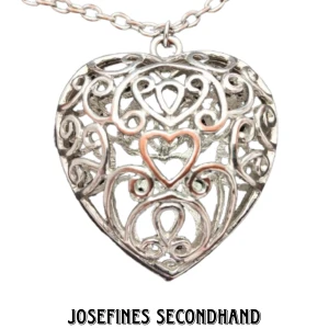 Hjärthalsband - Silvrigt hjärthalsband. Är i använt men fint skick, köpt secondhand. 