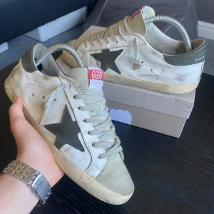 Golden Goose Superstar skor  - Säljer dessa feta Golden goose superstar skor i storlek 41 (innersulan är 27cm vilket motsvarar storlek 42). Det finns tecken på användning (bild 5). Skorna kan passa upp till 42-42,5. Tveka inte att kontakta mig via funderingar eller frågor!