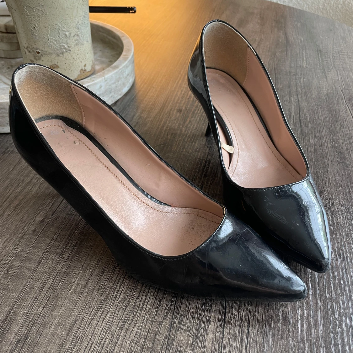 Svarta lackpumps med spetsig tå - 1