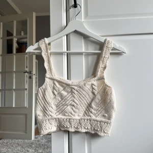 Beige stickad linnetopp från Zara - Säljer en superfin beige stickad linnetopp från Zara. Toppen har ett vackert stickat mönster och breda axelband. Funkar över bikini men också som en topp!! 💞💞