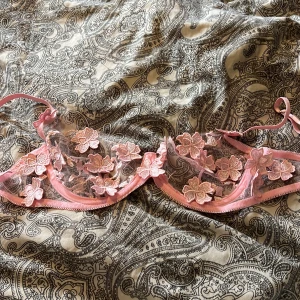 Rosa blommig spets-bh🌸🌸  - Säljer en romantisk rosa bh med blommiga spetsdetaljer. Tillverkad i 90% polyester och 10% spandex för en bekväm passform. Perfekt för att känna sig extra fin. Står st M jag själv skulle säga den är rätt liten i st de är lite svårt att avgöra då alla kroppar ser olika ut! Jag själv har 80B och den passar mig! 