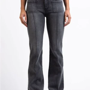 Grå bootcut jeans madlady - Snygga blå bootcut jeans med låg midja och framträdande fickor fram och bak. Jeansen har bälteshällor och dekorativa. Jeansen är från madlady, fick dom i samarbete och har aldrig använt! Finns i flera färger! Storlek : 32/XS  SHORT I längden!