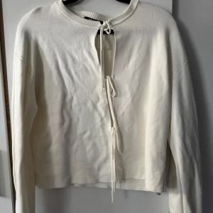 Vit Cardigan ifrån Gina tricot 🤍 - Snygg kofta som passar till allt! Sitter fint på kroppen och är skön att bära 🤩