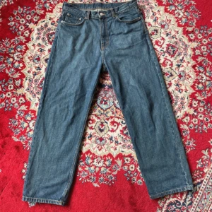 Weekday galaxy jeans - Blå jeans från Weekday i modellen Galaxy Loose Straight. Bara använd ett fåtal gånger, köpta i jul men köpte fel storlek. Storlek 31/30🌟