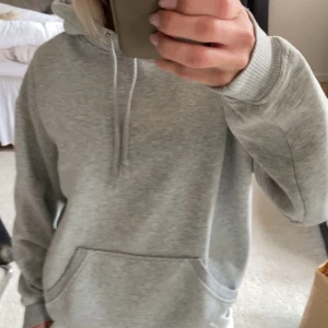 Grå hoodie från BikBok - Bikbok hoodie, använd några gånger💕💕
