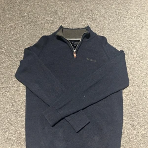 Bondelid Half zip  - Säljer en stilren mörkblå stickad tröja från Ralph Lauren. Tröjan har en halv dragkedja och ribbade muddar vid ärmslut och nederkant. Perfekt för kyligare dagar. Nypris 799 inte använd mycket alls 