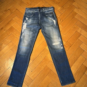 Replay anbass - Replay anbass| storlek W29 L32| jättefint skick| inga defekter| mörkblå med slitningar| 🍾🍾🍾🍾🍾🍾🍾🍾🍾🍾🍾