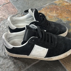 Svarta valentino flycrews 36/5 - Snygga svarta Valentino Flycrews med vita detaljer. Skick 8,5/10. Finns tyvärr inget og på grund av att de är köpta här på plick men de är äkta. Storlek 36,5 och vid frågor är det bara att höra av sig.