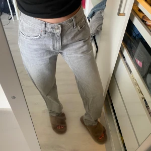 Grå jeans  - Snygga grå jeans från Gina, använda ett fåtal gånger!