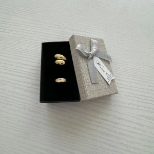 Guldfärgad ringar  - Alla som köper minst tre  ringar får en slumpmässig vald ring på köpet. 🛍️🛍️